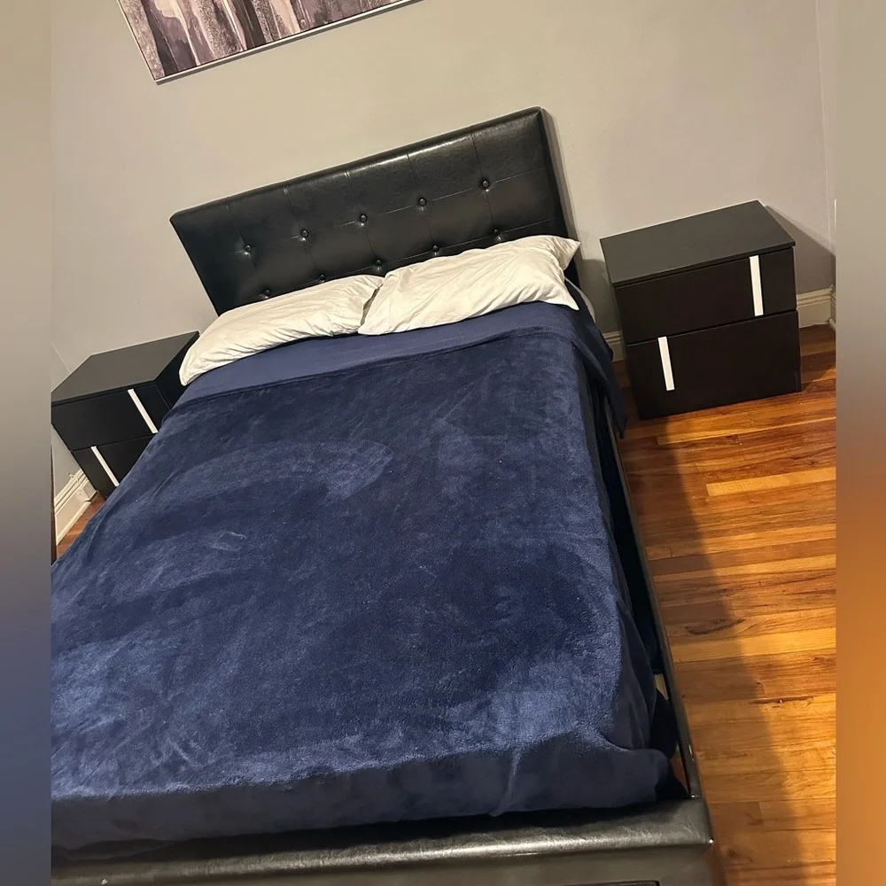 Es una cama casi nueva en buenas condiciones, viene con las dos mesitas de noche